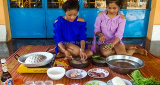 ចុចមើលវីដេអូ៖ ស្រីស្អាតស៊ិចស៊ីមួយគូធ្វើ​ម្ហូប គោឡើងភ្នំ ឆ្ងាញ់មិន​គួរអោយជឿ